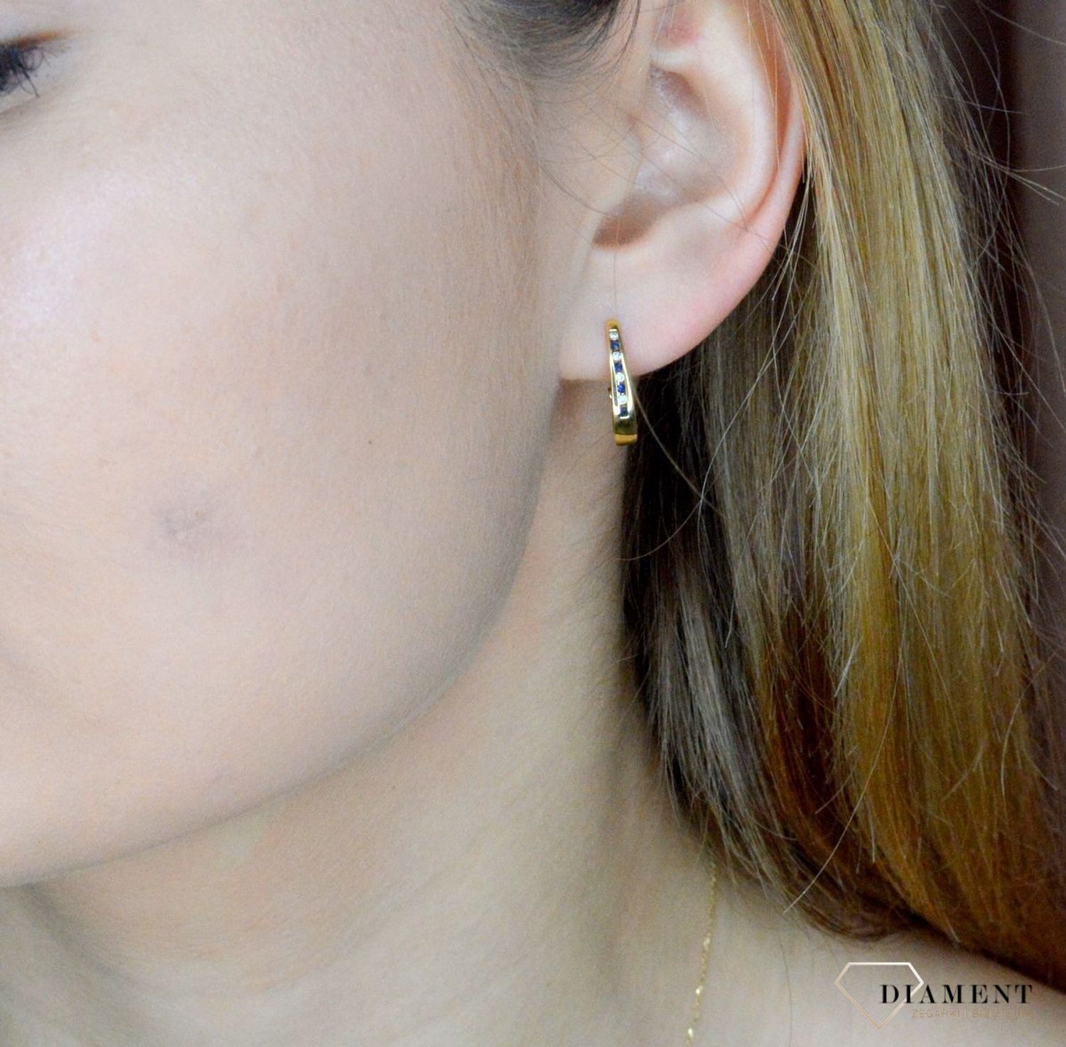 Złote kolczyki wiszące 585 z diamentem i szafirem E1505SA Szafir. Przepiękne kolczyki złote z brylantami i szafirami z zapięciem typu angielskiego wykonane zostały z 14- karatowego złota próby 585. Kolczyki będą idealnym dodat.jpg